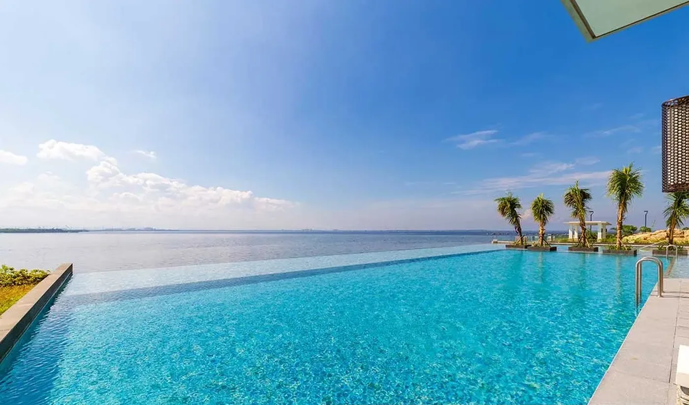 Infinity lounge pool at Oak Harbor Residences looking out over Manila Bay, Parañaque