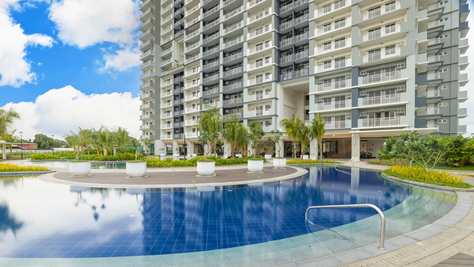 The leisure pool at Sonora Garden Residences